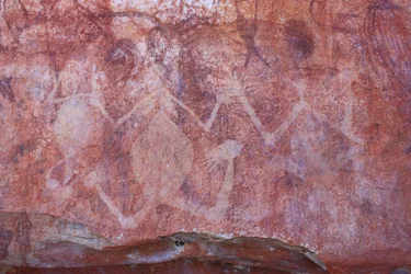 Licht geel-witte menselijke figuren
